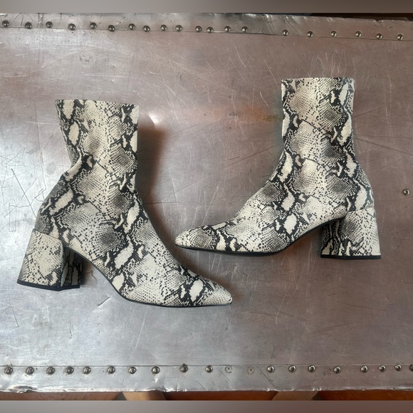 Steve Madden spellbound bootie snakeskin 10 - Picture 1 of 3